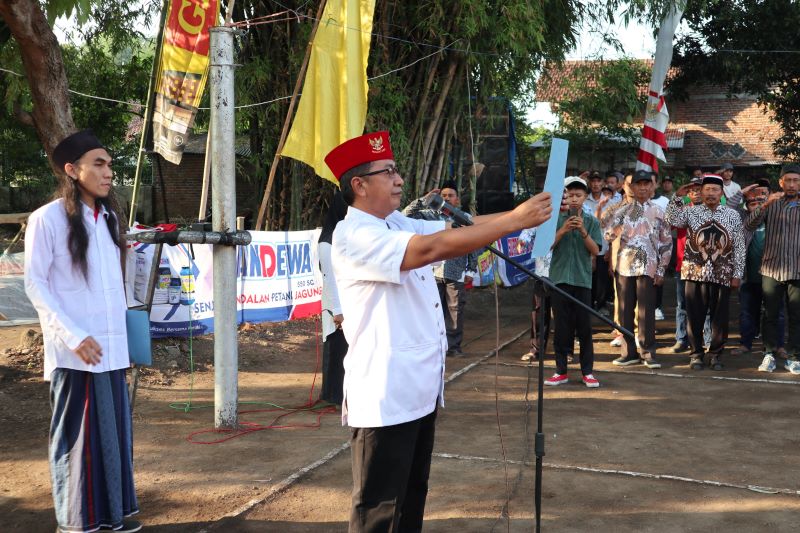 UPACARA DI DUSUN: Edi Wiliang, tokoh masyarakat setempat memimpin upacara 17 Agustus di Dusun Jabaran, Desa Pohkecik, Kecamatan Dlanggu, Kabupaten Mojokerto diikuti seluruh elemen warga, Minggu (17/8)