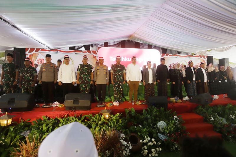 NASIONALIS: Pimpinan DPRD Kabupaten Mojokerto, Bupati Mojokerto Muhammad Albarraa, KH Anwar Zahid, dan jajaran forkopimda menyanyikan lagu Indonesia Raya dalam acara Ngaji Bareng KH Anwar Zahid.