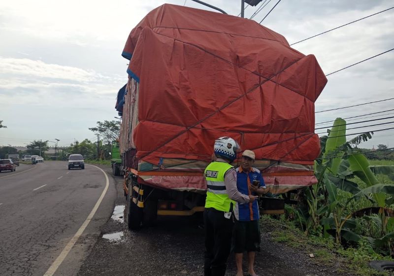 BAHAYA: Polisi melakukan sosialisasi larangan kendaraan ODOL di wilayah Kabupaten Mojokerto, Juni lalu.