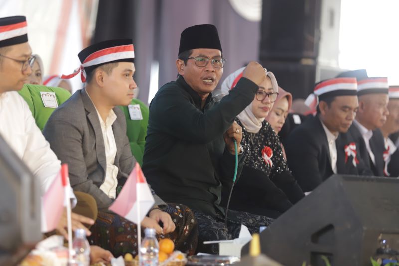 SIRAMAN ROHANI: KH Anwar Zahid didampingi Ketua DPRD Hj Ayni Zuroh, SE, MM dan Bupati Mojokerto saat menyampaikan mauidhah hasanah kemerdekaan.