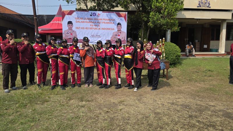 UNGGUL: Kepala SMPN 2 Kutorejo Rahayu Wijayati bersama siswanya usai dinobatkan menjadi juara dalam lomba Senam Pramuka se-Kabupaten Mojokerto.