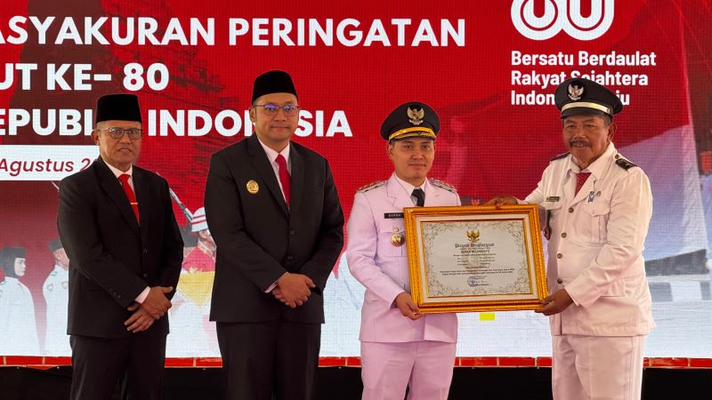 BENTUK APRESIASI: Bupati Mojokerto Muhammad Albarraa didampingi Wabup Mojokerto M. Rizal Oktavian dan Sekdakab Teguh Gunarko, menyerahkan hadiah kepada para kades dan lurah tertib PBB P2, di Pendapa.