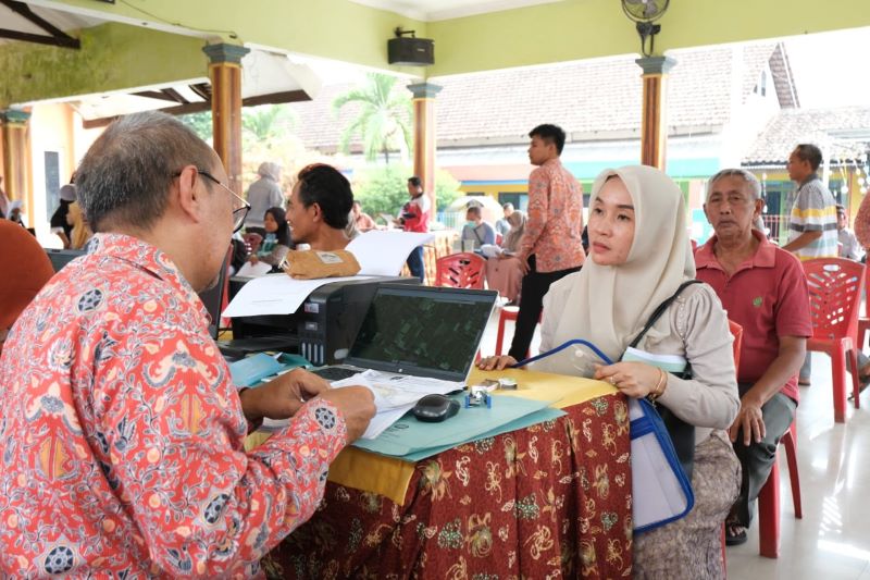 JEMPUT BOLA: Bapenda Kabupaten Mojokerto getol melakukan jemput bola memberikan pelayanan untuk pembayaran PBB P2 ke desa-desa.
