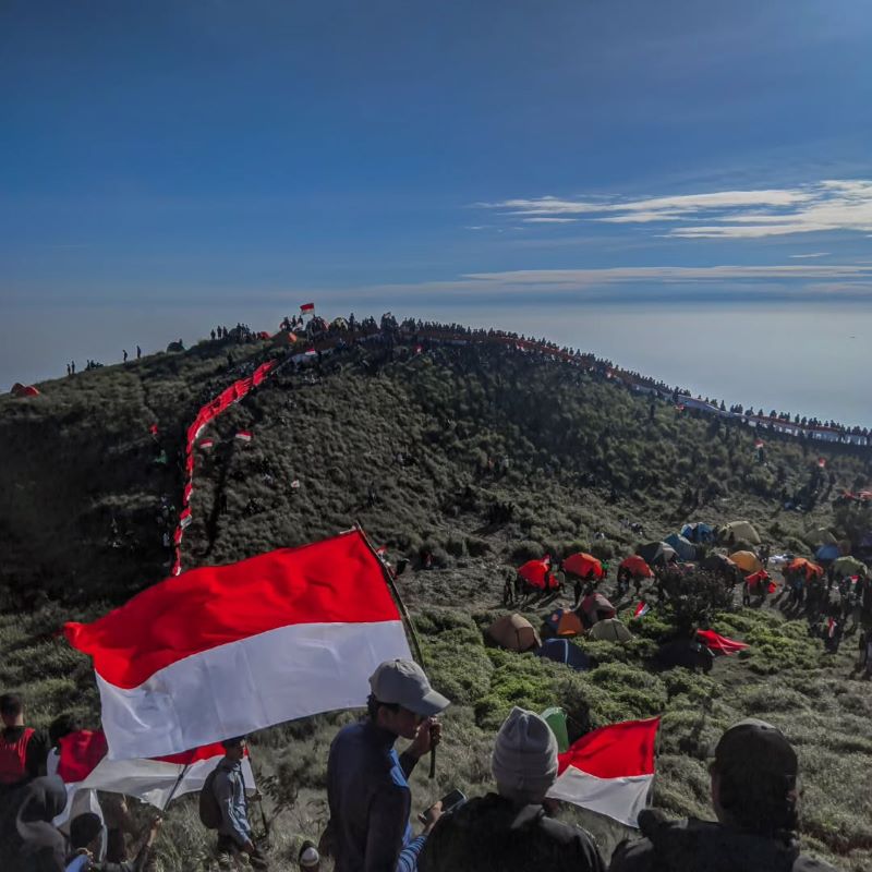 IKONIK: Merah putih sepanjang 1.000 meter berkibar di Puncak Pawitra atau Gunung Penanggungan pada peringatan HUT RI ke-80, Minggu (17/8).