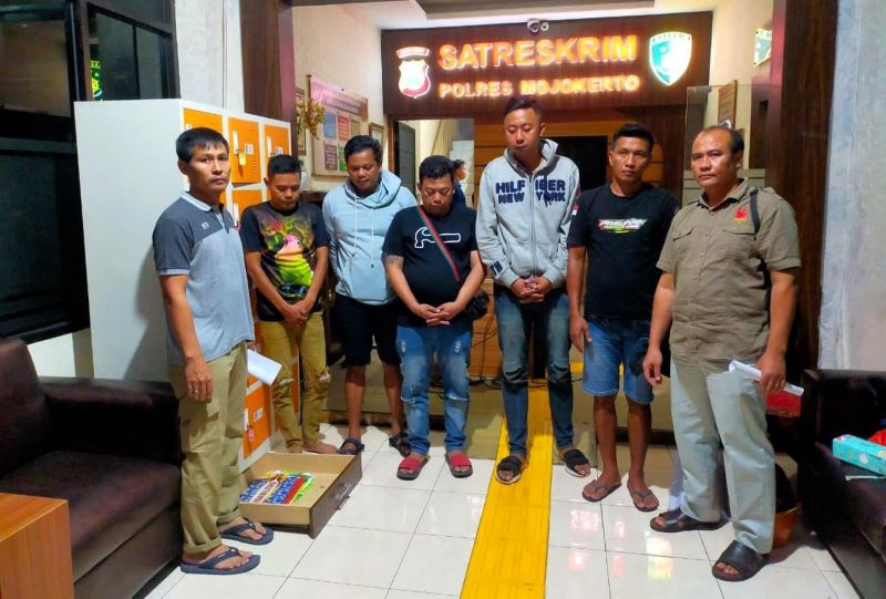 BAKAL DISIDANG: Para pelaku pencurian kabel PT. Telkom Indonesia di Desa Sajen, Kecamatan Sooko, saat diserahkan Tim Intelijen Korem 082/CPYJ ke Satreskrim Polres Mojokerto, beberapa waktu lalu.