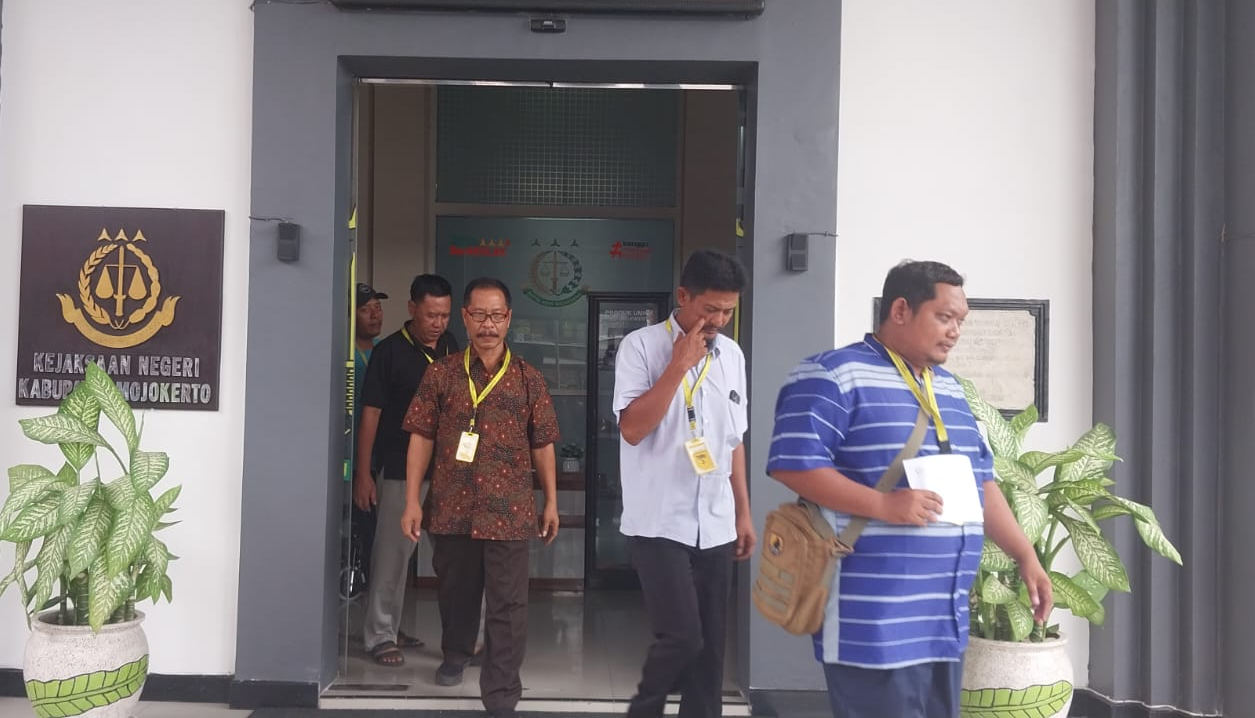 Warga mendatangi kantor Kejari Kabupaten Mojokerto untuk melaporkan dugaan korupsi Kepala Desa Tangunan, Kecamatan Puri, Selasa (19/8).