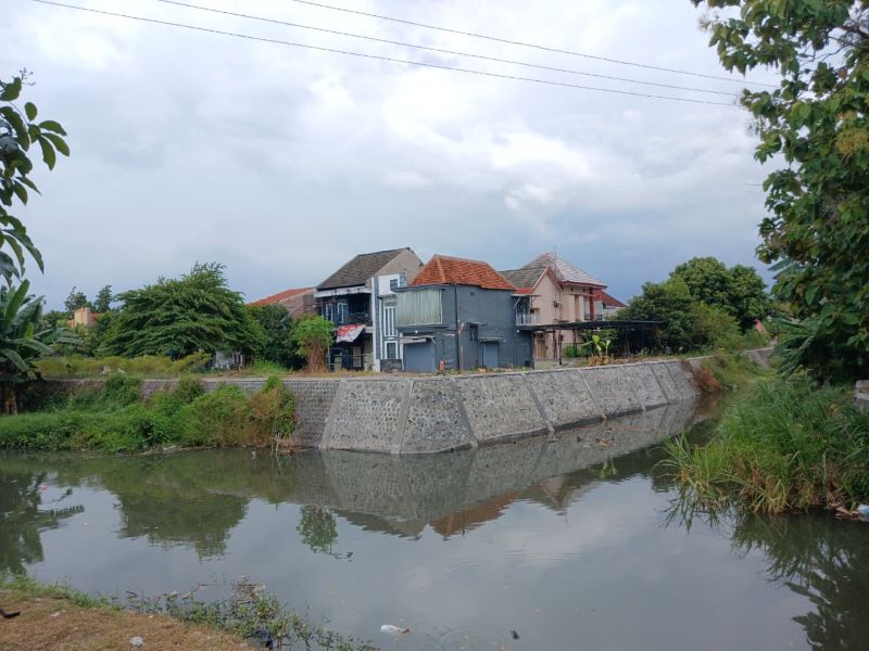 SETELAH AMBROL: Tanggul Sungai Sadar di Lingkungan Tropodo, Kota Mojokerto, yang diperbaiki, kemarin (19/8).