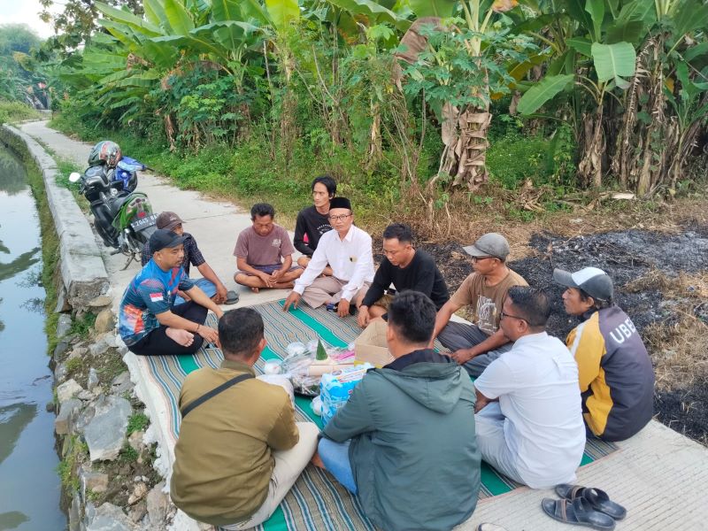DIPERMUDAH: Pemdes Sambiroto, Kecamatan Sooko menggelar tasyakuran sebelum membuka jalan baru untuk akses pemukiman dan pertanian warga.