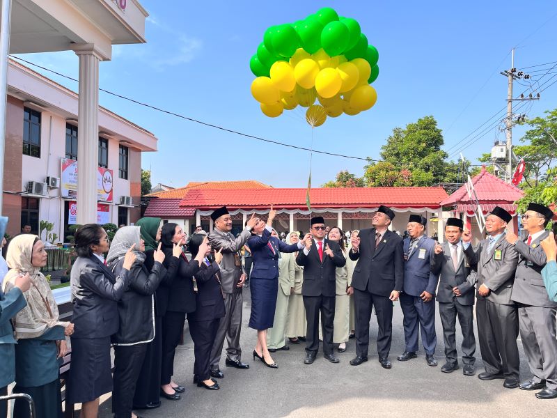 BERMARTABAT: Segenap pimpinan, hakim, panitera dan staf Pengadilan Negeri Mojokerto merayakan HUT Mahkamah Agung ke-80 dengan memotong tumpeng kemarin.
