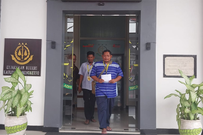  DILAPORKAN: Warga mendatangi kantor Kejari Kabupaten Mojokerto untuk melaporkan dugaan korupsi Kepala Desa Tangunan, Kecamatan Puri, Selasa (19/8).