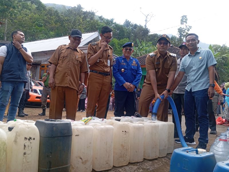 BENCANA MUSIMAN: Wakil Bupati Mojokerto M. Rizal Oktavian didampingi Kepala BPBD Yo&rsquo;ie Afrida Soesetyo Djati menyalurkan bantuan air bersih kepada warga terdampak kekeringan di Desa Kunjorowesi.