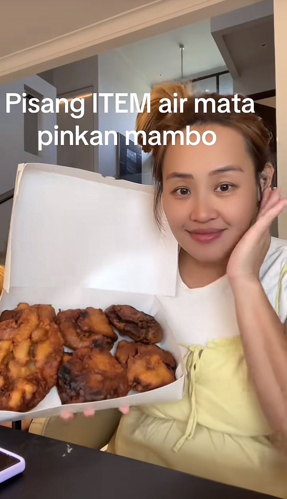 Pinkan Mambo mempromosikan pisang goreng di akun TikTok miliknya