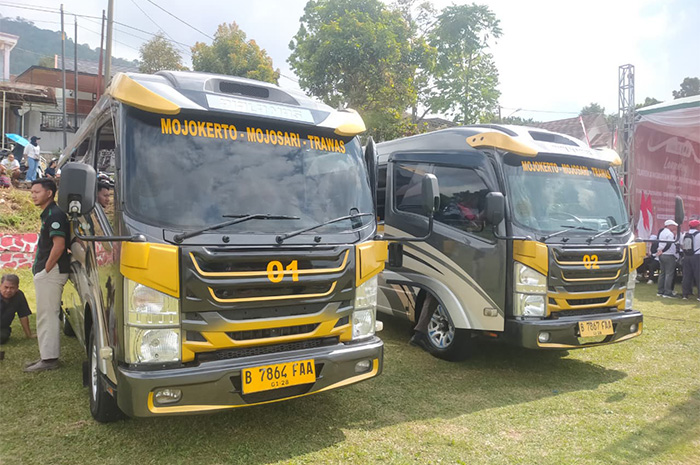 DIRESMIKAN: Bupati Mojokerto Muhammad Albarraa memecahkan kendi tanda angkutan feeder Mojokerto - Trawas resmi di-launching, Selasa (19/8).