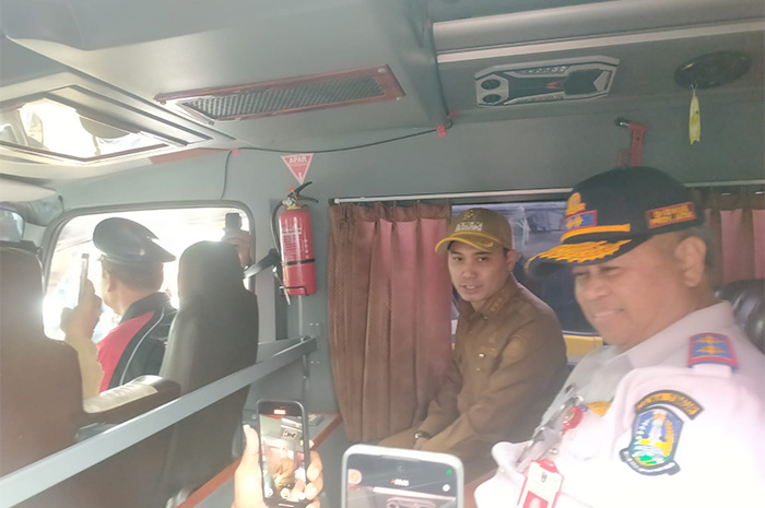 DIJAJAL: Bupati Mojokerto Muhammad Albarraa bersama Kepala Dinas Perhubungan Jawa Timur Nyono saat menjajal angkutan Mojokerto - Trawas, Selasa (19/8).