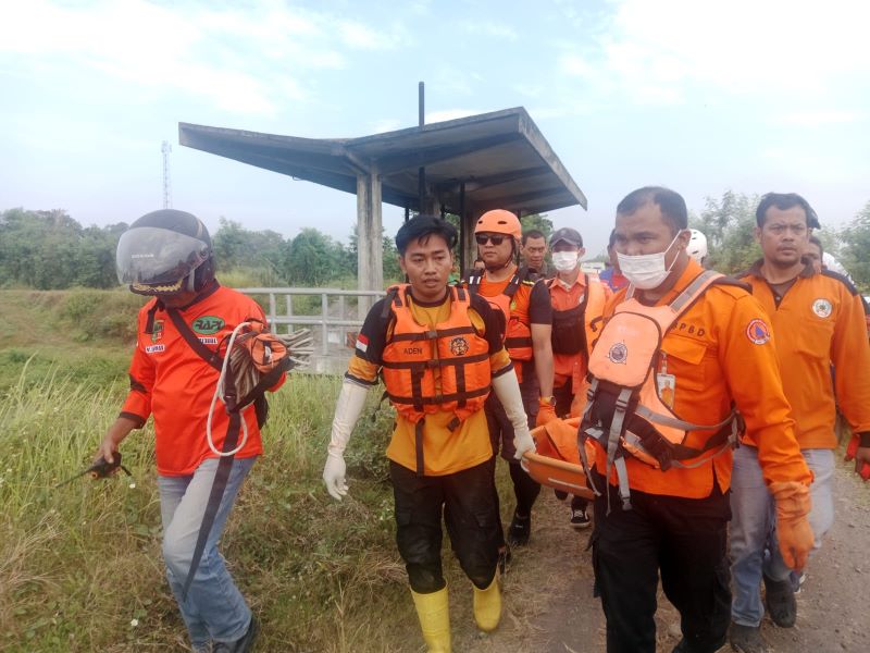 TERSERET ARUS: Petugas mengevakuasi mayat di dam sipon Sungai Brantas, Desa Pagerluyung, Kecamatan Gedeg, kemarin (20/8).