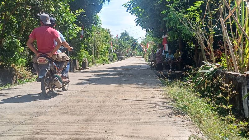 MANFAAT: Jalan lingkungan yang di Dusun Rungkut Desa Randuharjo yang dimanfaatkan oleh penduduk setempat.