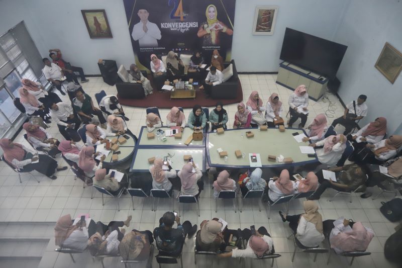 SEKSAMA: Perwakilan peserta lomba paduan suara menyimak ketentuan dan tata tertib penampilan pada TM yang digelar di aula Jawa Pos Radar Mojokerto, kemarin (20/8).