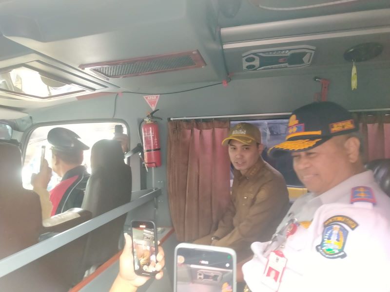 DIJAJAL: Bupati Mojokerto Muhammad Albarraa bersama Kepala Dinas Perhubungan Jawa Timur Nyono saat menjajal angkutan Gotra Mojo, Selasa (19/8).