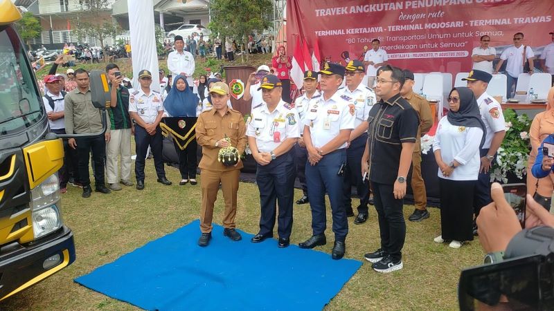 DIRESMIKAN: Bupati Mojokerto Muhammad Albarraa memecahkan kendi tanda angkutan feeder Gotra Mojokerto rute Mojokerto-Trawas resmi di-launching, Selasa (19/8).