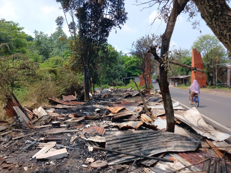 LUDES: Deretan bangunan warung semi permanen di Jalan Raya Ijen, Kelurahan Wates, Kecamatan Magersari, Kota Mojokerto, yang terbakar, kemarin (21/8).