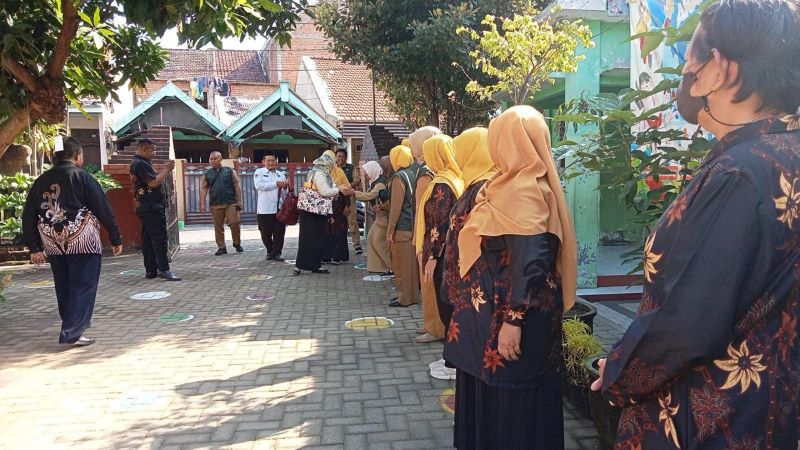 DIPERIKSA: Tim verifikator mengunjungi SDN Wates 5, yang menjadi salah satu calon sekolah adiwiyata tingkat kota, beberapa waktu lalu.