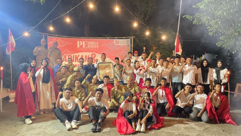 KHIDMAT: Pemuda-pemudi Dusun Gatul, Desa Banjaragung, Kecamatan Puri, menggelar barikan dan malam renungan 17 Agustus berkonsep teatrikal, Sabtu (16/8).
