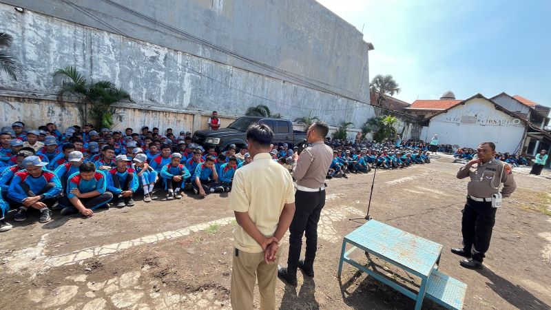 SOSIALISASI: Pihak SMK Raden Rahmat Mojosari menghadirkan petugas Satlantas Polres Mojokerto untuk menyosialisasikan keselamatan berlalu lintas kepada siswa, Kamis (21/8).