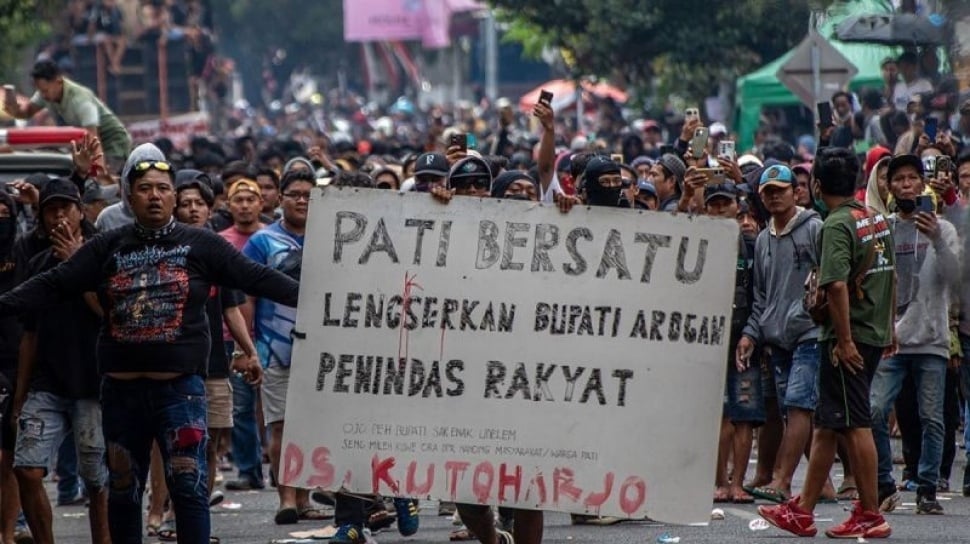 Pajak mencekik memantik perlawanan, saat suara mereka diabaikan oleh penguasa.