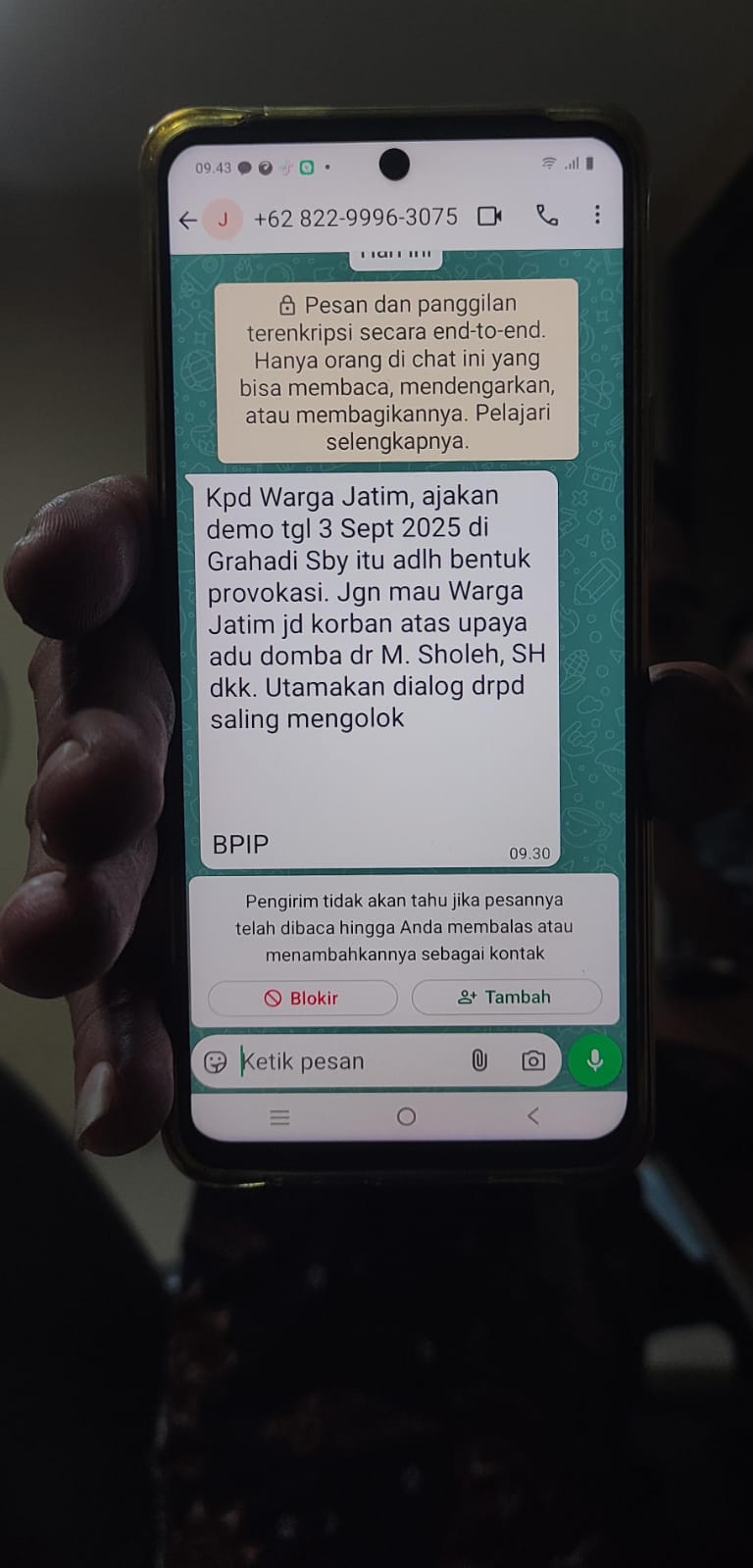 BIKIN RESAH: Warga Kota Mojokerto menunjukkan pesan berantai yang memberondong akun WhatsApp-nya sejak Jumat (22/8).