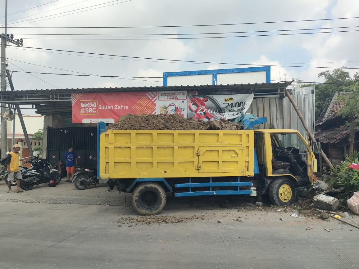 SASAK TOKO: Truk pengangkut tanah Uruk galian sasar teras tokoh dan dua sepeda motor terjadi di Dusun Greol, Desa Sidorejo, Kecamatan Jetis, Jumat (22/8).
