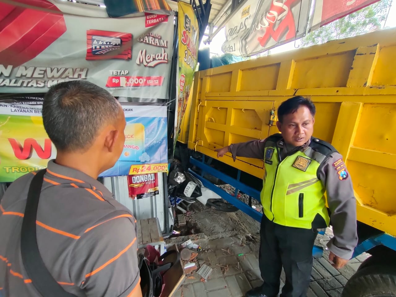 SASAK TOKO: Truk pengangkut tanah Uruk galian sasar teras tokoh dan dua sepeda motor terjadi di Dusun Greol, Desa Sidorejo, Kecamatan Jetis, Jumat (22/8).