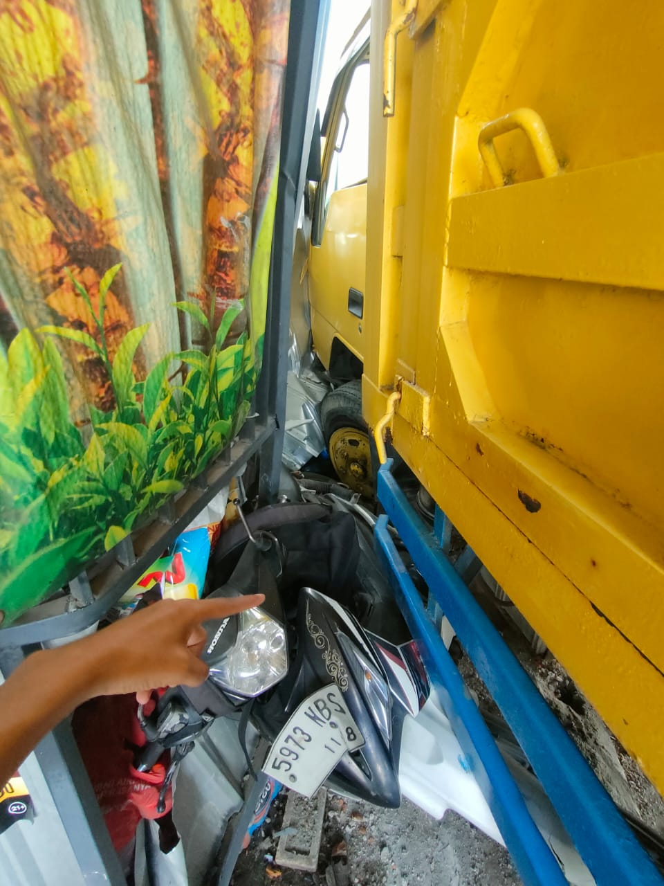 SASAK TOKO: Truk pengangkut tanah Uruk galian sasar teras tokoh dan dua sepeda motor terjadi di Dusun Greol, Desa Sidorejo, Kecamatan Jetis, Jumat (22/8).