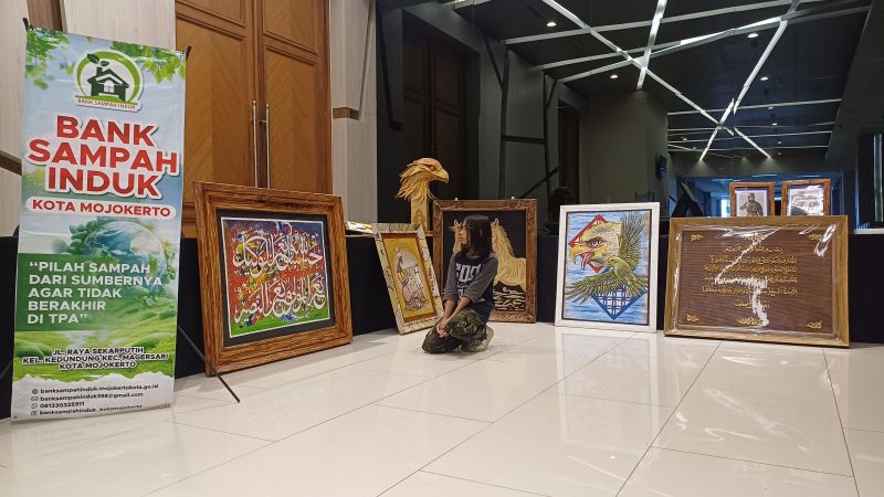 RECYCLE: Hasil karya dari sampah yang dimanfaatkan sebagai bingkai lukisan, tempat tisu, tempat minum dan banyak lainnya.