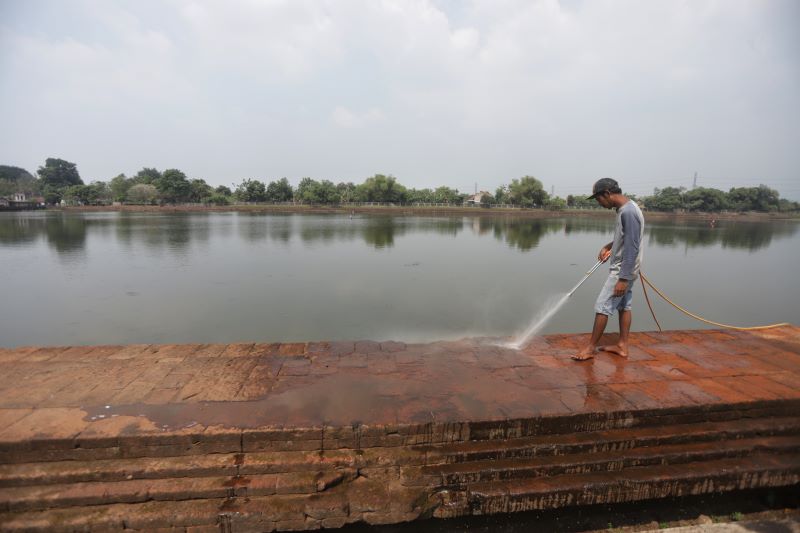 PENINGGALAN SPEKTAKULER: Kolam Segaran dari masa Kerajaan Majapahit di Dusun Unggahan, Desa/Kecamatan Trowulan, Kabupaten Mojokerto, dalam proses perawatan dari petugas BPK Wilayah XI, Jumat (22/8).