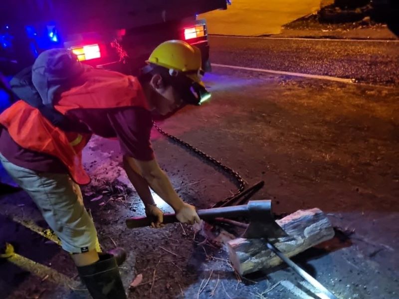 PENGERJAAN: Petugas melakukan pengerjaan penggalian proyek kabel milik PT. Telkom Indonesia di wilayah Pacet.