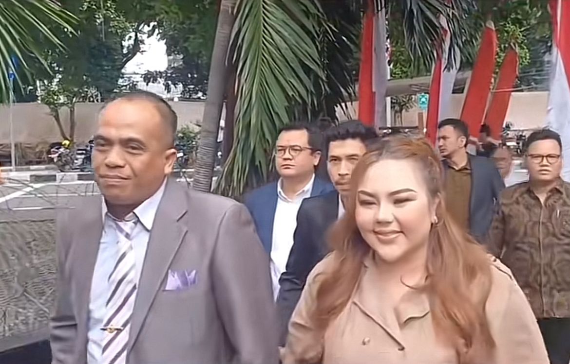 Lisa Mariana saat memenuhi panggilan KPK