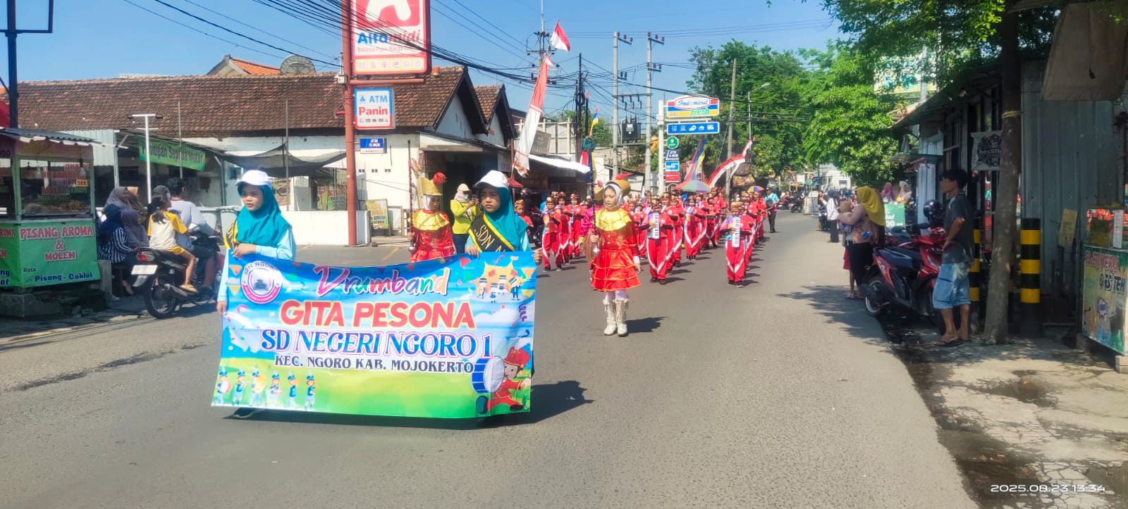 GERAK JALAN: Peserta dari pelajar SD mengikuti lomba gerak jalan di Kecamatan Ngoro, Kabupaten Mojokerto, Minggu (23/8).