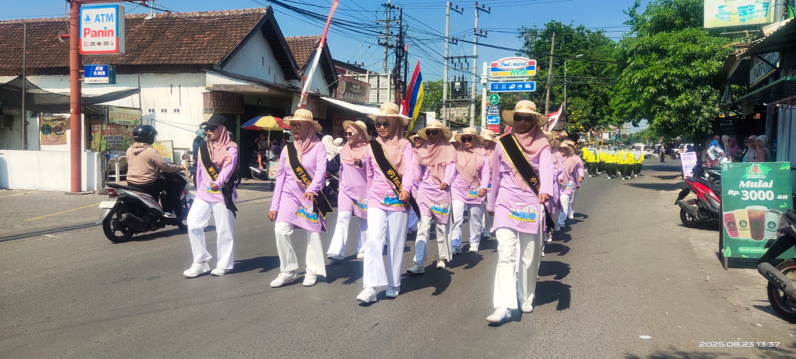 SEMANGAT: Peserta lomba gerak jalan Kecamatan Ngoro, Kabupaten Mojokerto.