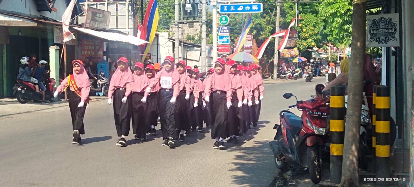 KOMPAK: Peserta gerak jalan dari kalangan pelajar.