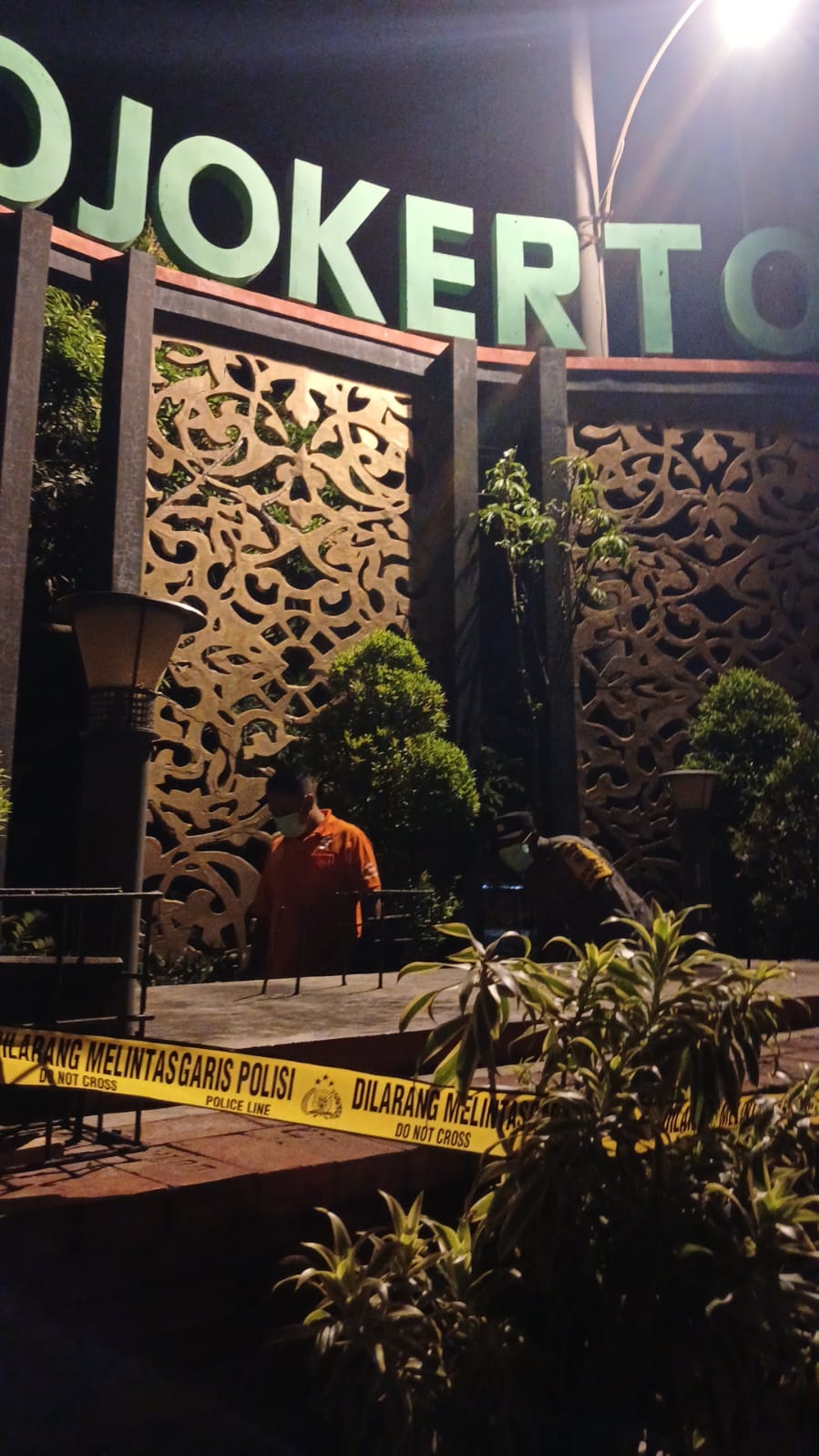 BERBAU BUSUK: Penemuan mayat di kawasan simpang lima Kenanten, Kelurahan Meri, Kecamatan Kranggan, Kota Mojokerto, Sabtu (23/8).
