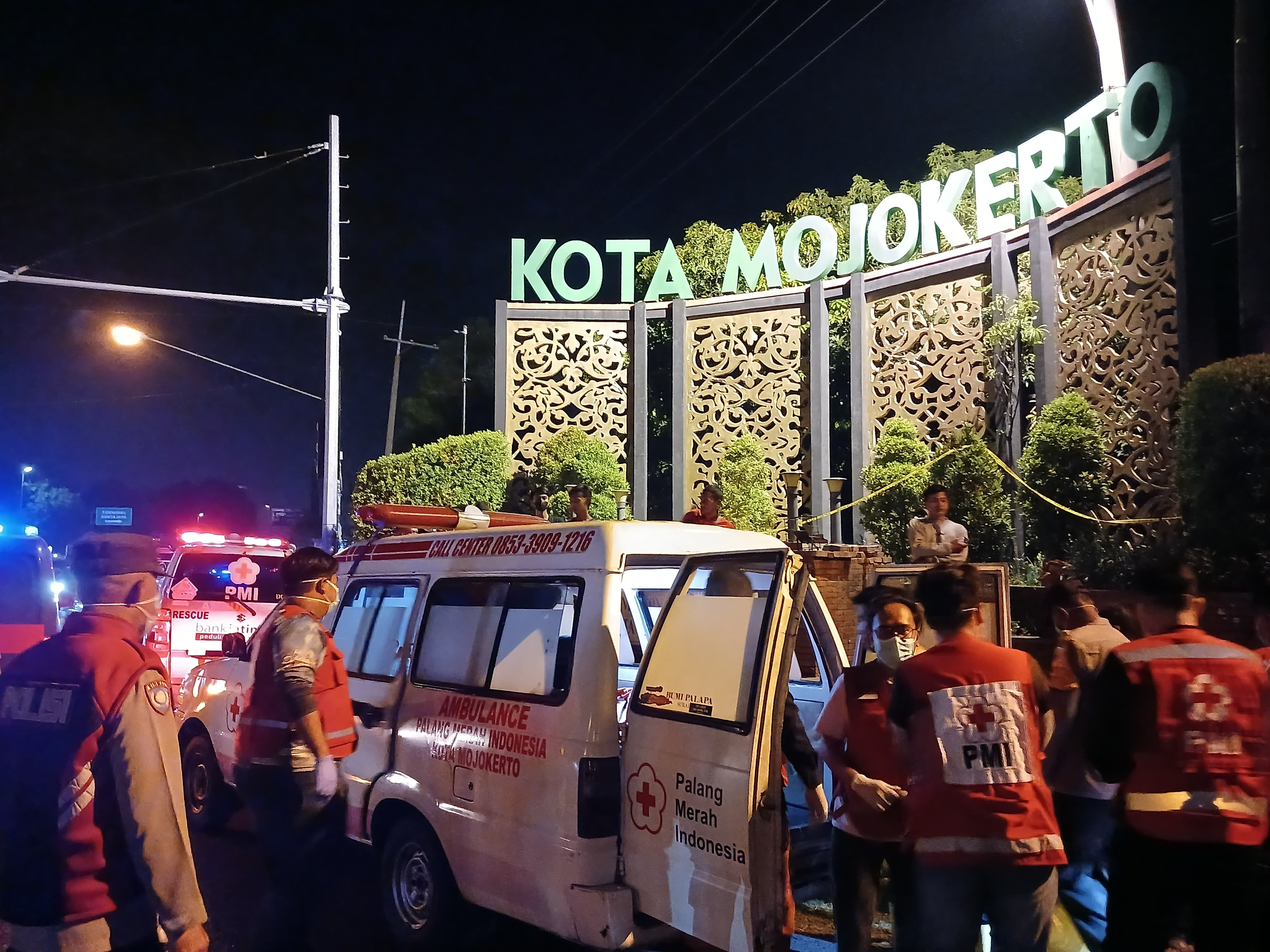 BERBAU BUSUK: Penemuan mayat di kawasan simpang lima Kenanten, Kelurahan Meri, Kecamatan Kranggan, Kota Mojokerto, Sabtu (23/8).