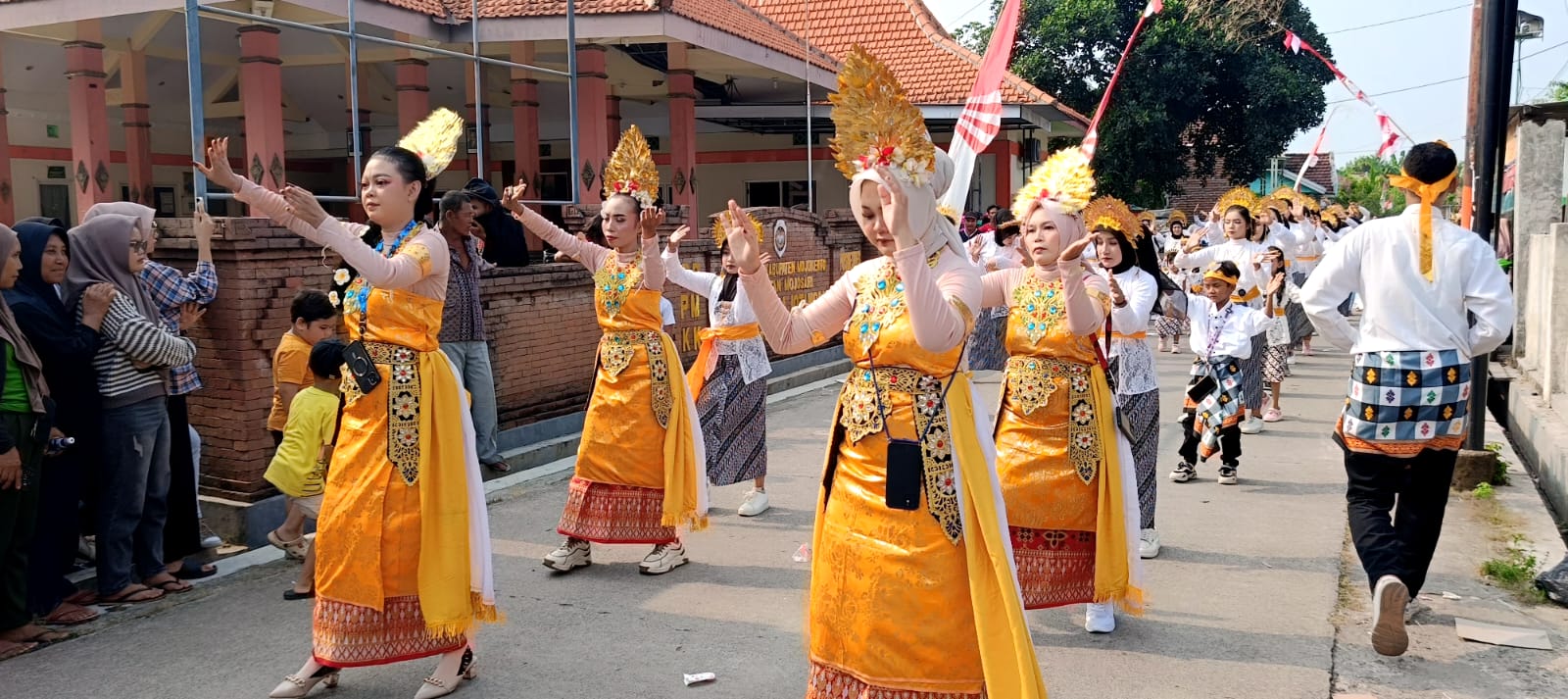 UNIK: Peserta Karnaval Agustusan Dusun /Desa Jotangan, Kecamatan Mojosari, Kabupaten Mojokerto tampil dengan kreasinya, Minggu (24/8).