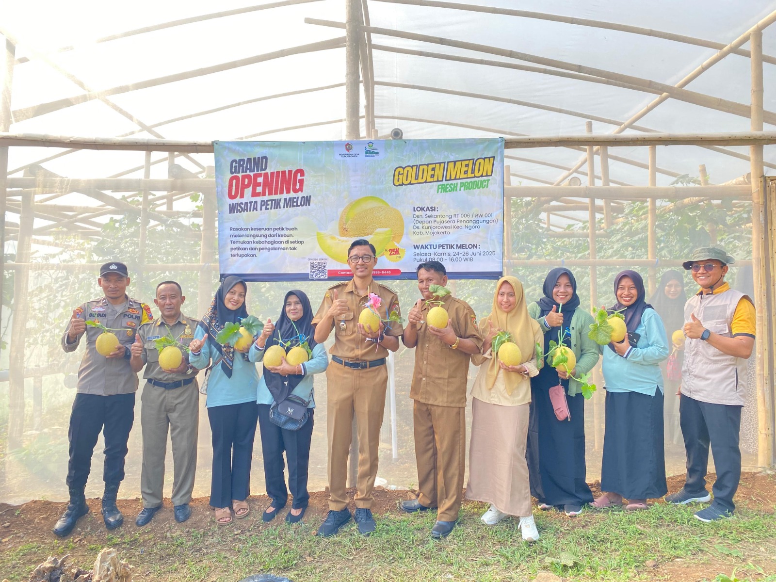 INOVATIF: Camat Ngoro Satrio Wahyu Utomo bersama Kepala Desa Kunjorowesi Susi Sudarsono memanen hasil budi daya buah melon saat grand opening wisata petik melon yang dikembangkan BUMDes.
