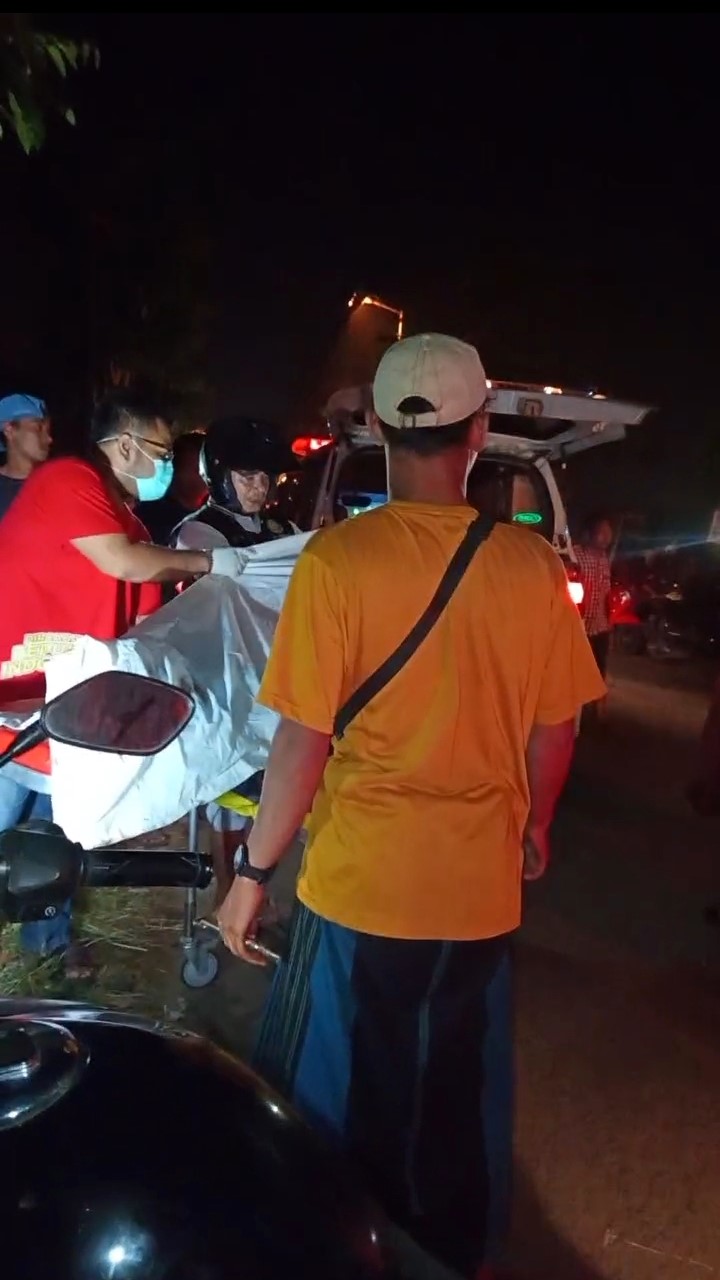 RAWAN: Korban dievakuasi petugas dari lokasi kecelakaan ke RSUD Sumbergalagah Pacet untuk mendapat penanganan lanjutan, kemarin (23/8) dini hari.