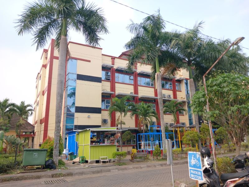 KAWASAN RAMAI: Dua warung kontainer berdiri di area taman dekat tempat parkir dan masjid RSUD dr Wahidin Sudiro Husodo, Kota Mojokerto, kemarin (24/8).