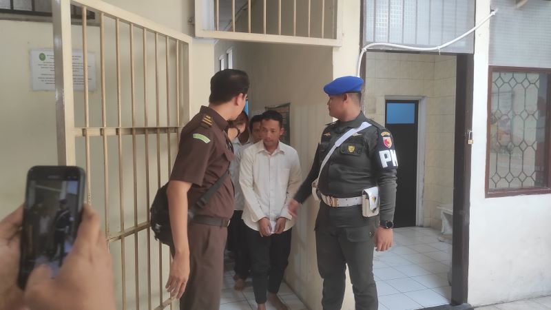 DITUNTUT BERAT: Terdakwa rudapaksa anak, Miftakhul Farid Hakim, saat dikeler petugas kejaksaan usai menjalani sidang tuntutan di Pengadilan Negeri Mojokerto, Senin (4/8) lalu.