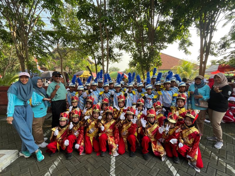 SEMANGAT: Regu putri SDN Jabon 2 berhasil meraih juara 2 lomba Gerak Jalan tingkat kecamatan yang digelar Sabtu (23/8) lalu.