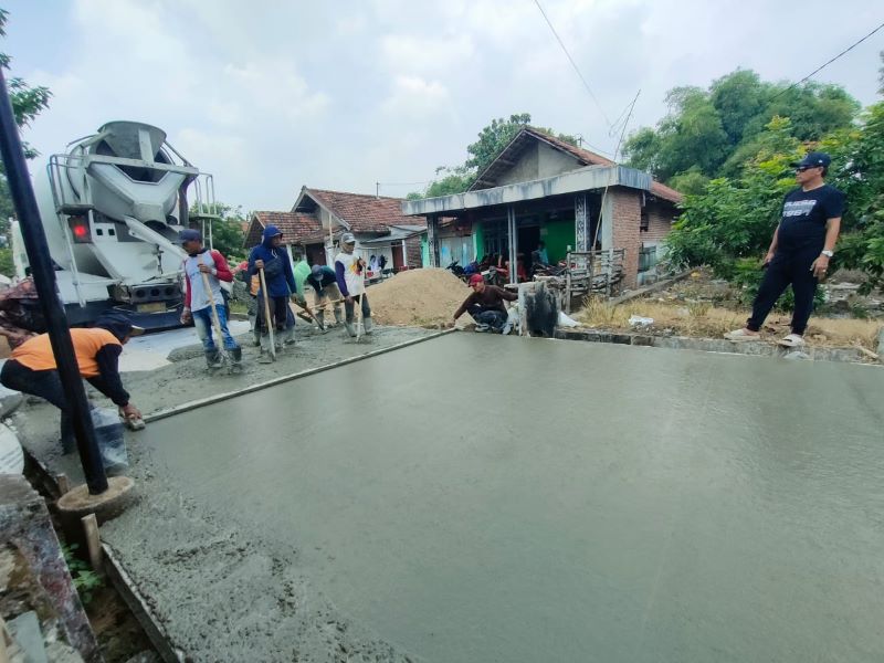 MULUS: Kepala Desa Temon Sunardi mengawasi pengerjaan betonisasi jalan lingkungan yang menjadi program prioritas pembangunan desa di tahun anggaran 2025 bersumber dari pokir dewan.