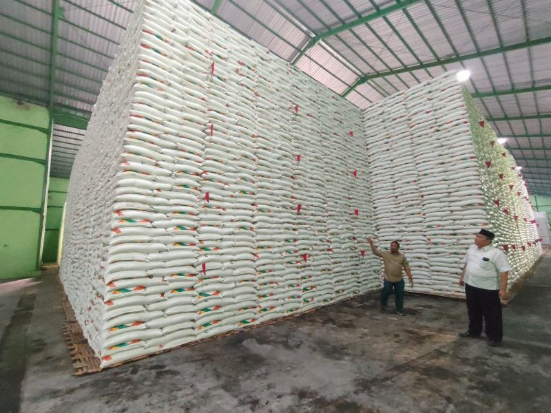 ADA ANGIN SEGAR: General Manager PT SGN PG Gempolkrep Edy Purnomo dan Ketua APTRI Gempolkrep Mubin menunjukkan tumpukan gula petani di musim gilang tahun 2025 yang sudah sebulan ini tak laku jual.