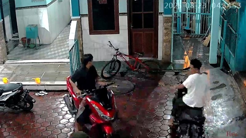 TERSOROT KAMERA: Kawanan maling terekam CCTV masjid saat menggondol dua motor milik jemaah masjid, Sabtu (23/8) pagi.